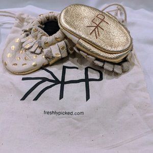 FRESHLY PICKED Cream and Gold leather moccasins, size 0 (newborn)